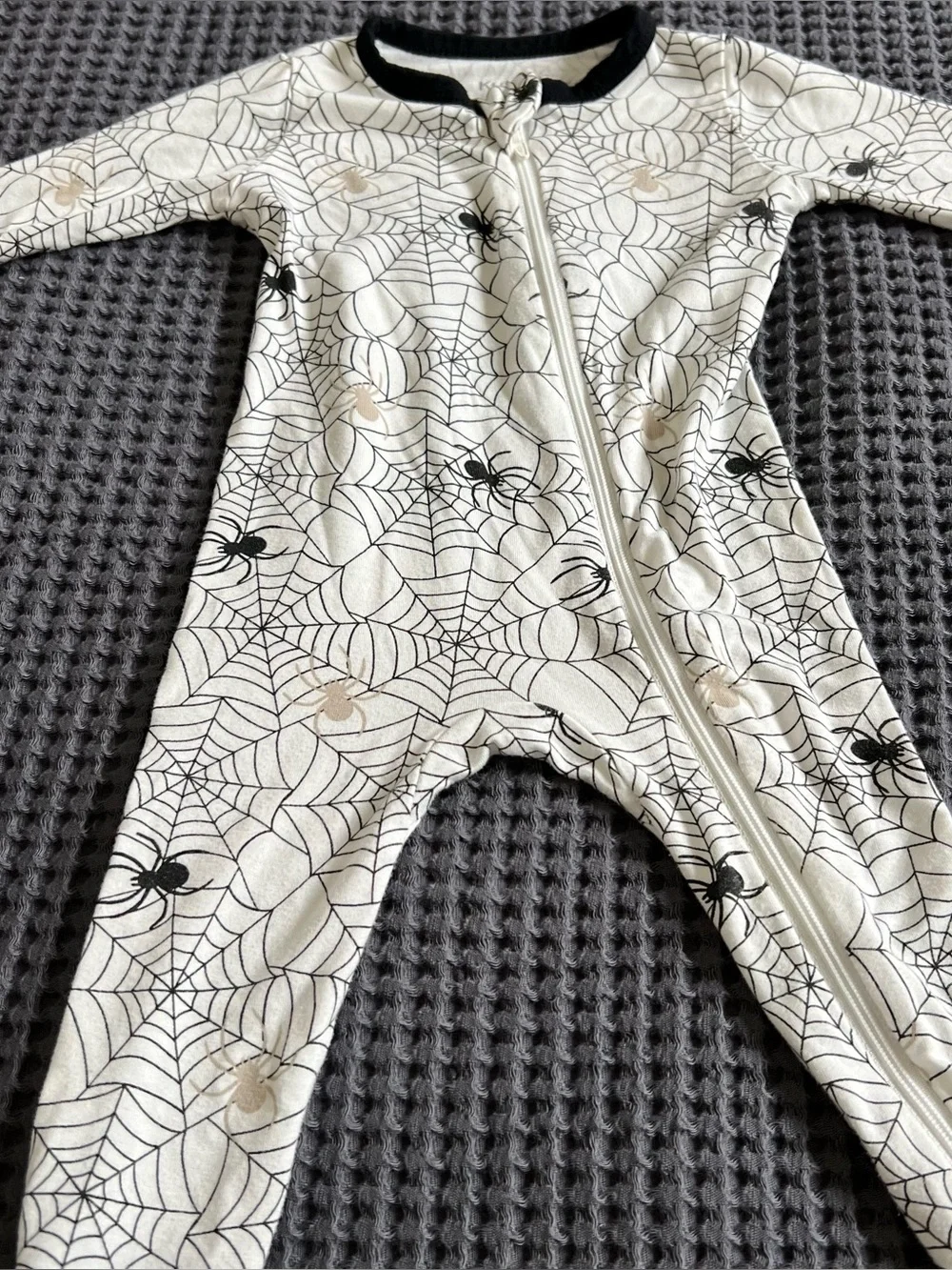 Kyte BABY Cream Spider Web Zip One-Piece with Black Trim Size 3/6 Months